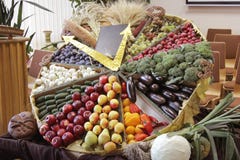 Библия, овощи и плоды сбора стоковое изображение Библия, овощи и плоды сбора стоковое изображение