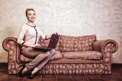 Бизнес-леди используя компьютер. Технология интернета домашняя. Винтажное фото. стоковая фотография rf Бизнес-леди используя компьютер. Технология интернета домашняя. Винтажное фото. стоковая фотография rf