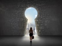 Бизнес-леди смотря keyhole с яркой концепцией городского пейзажа стоковые фотографии rf Бизнес-леди смотря keyhole с яркой концепцией городского пейзажа стоковые фотографии rf