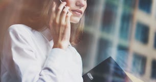 Бизнес-леди фото нося современный костюм, говоря smartphone и держа документы в руках Офис просторной квартиры открытого простран стоковая фотография rf Бизнес-леди фото нося современный костюм, говоря smartphone и держа документы в руках Офис просторной квартиры открытого простран стоковая фотография rf