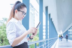 Бизнес-леди используя таблетку работы Встречи коммерческие деятельности в повышать Совместно создайте взаимно полезную стоковое изображение Бизнес-леди используя таблетку работы Встречи коммерческие деятельности в повышать Совместно создайте взаимно полезную стоковое изображение