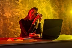 Бизнес-леди работая на ноутбуке, напряженная ситуация стоковое фото Бизнес-леди работая на ноутбуке, напряженная ситуация стоковое фото