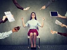 Бизнес-леди размышляет для того чтобы сбросить стресс занятой корпоративной жизни Бизнес-леди размышляет для того чтобы сбросить стресс занятой корпоративной жизни