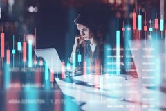 Бизнес-леди сидя вечером офис в переднем ноутбуке с финансовыми диаграммами и статистикой на мониторе Красный и стоковое фото rf Бизнес-леди сидя вечером офис в переднем ноутбуке с финансовыми диаграммами и статистикой на мониторе Красный и стоковое фото rf