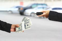 БизнеÑмен вручил деньги к коммерÑантке или продавщице держа в ключах Ð стоковые изображения БизнеÑмен вручил деньги к коммерÑантке или продавщице держа в ключах Ð стоковые изображения