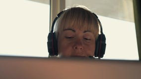 Бизнесмен девушки в наушниках связывает в Интернете в лучах солнца акции видеоматериалы Бизнесмен девушки в наушниках связывает в Интернете в лучах солнца акции видеоматериалы