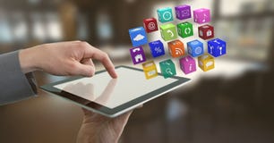 Бизнесмен держа таблетку с значками apps в офисе Стоковые Изображения Бизнесмен держа таблетку с значками apps в офисе Стоковые Изображения