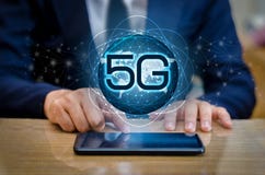 Бизнесмен земли телефона 5g соединяет всемирную руку кельнера держа пустую цифровую таблетку с умным и сетевое подключение 5G con стоковое фото Бизнесмен земли телефона 5g соединяет всемирную руку кельнера держа пустую цифровую таблетку с умным и сетевое подключение 5G con стоковое фото