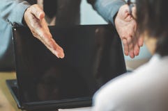 Бизнесмен или босс жалуются к коммерсантке или работнику на стоковые фото Бизнесмен или босс жалуются к коммерсантке или работнику на стоковые фото
