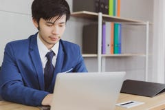 Бизнесмен портрета очаровательный красивый молодой Привлекательное handsom стоковые фотографии rf Бизнесмен портрета очаровательный красивый молодой Привлекательное handsom стоковые фотографии rf
