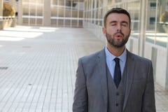 Бизнесмен пробуя утихомирить вниз стоковые изображения Бизнесмен пробуя утихомирить вниз стоковые изображения
