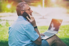 Бизнесмен работая outdoors с тетрадью стоковые фото Бизнесмен работая outdoors с тетрадью стоковые фото