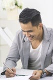 бизнесмен работая на его обработке документов в офисе стоковая фотография rf бизнесмен работая на его обработке документов в офисе стоковая фотография rf