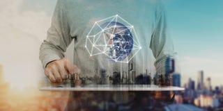 Бизнесмен работая на цифровой таблетке с технологией соединения глобальной вычислительной сети, предпосылкой восхода солнца город стоковые изображения Бизнесмен работая на цифровой таблетке с технологией соединения глобальной вычислительной сети, предпосылкой восхода солнца город стоковые изображения