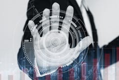 Бизнесмен работая на цифровом виртуальном взаимодействующем экране, с диаграммой повышения стоковые фотографии rf Бизнесмен работая на цифровом виртуальном взаимодействующем экране, с диаграммой повышения стоковые фотографии rf