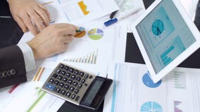 Бизнесмен работая с диаграммами Бизнесмен работая с диаграммами