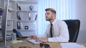 Бизнесмен с оружиями поднял праздновать успех в офисе акции видеоматериалы Бизнесмен с оружиями поднял праздновать успех в офисе акции видеоматериалы