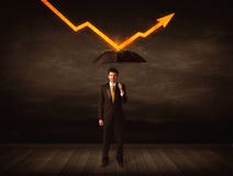 Бизнесмен стоя при зонтик держа оранжевую стрелку стоковые изображения rf Бизнесмен стоя при зонтик держа оранжевую стрелку стоковые изображения rf
