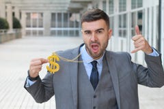 Бизнесмен тряся золотое ожерелье с знаком доллара стоковые фото Бизнесмен тряся золотое ожерелье с знаком доллара стоковые фото