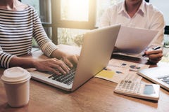 2 бизнесмена на работе, экипаже дела работая с новым запуском Стоковые Фотографии RF 2 бизнесмена на работе, экипаже дела работая с новым запуском Стоковые Фотографии RF