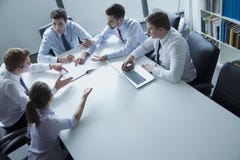 5 бизнесменов имея деловую встречу на таблице в офисе стоковые фото 5 бизнесменов имея деловую встречу на таблице в офисе стоковые фото