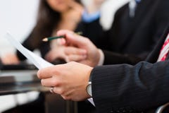 Бизнесмены во время встречать в офисе стоковые изображения rf Бизнесмены во время встречать в офисе стоковые изображения rf
