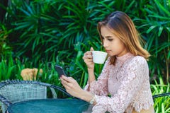 Бизнесмены и женщины используют чернь и телефон касания умный для сообщения и проверяют на бизнесменах в офисе стоковое фото Бизнесмены и женщины используют чернь и телефон касания умный для сообщения и проверяют на бизнесменах в офисе стоковое фото