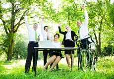 Бизнесмены поднимая их руки в Eco дружелюбном тематическом Pi стоковые изображения Бизнесмены поднимая их руки в Eco дружелюбном тематическом Pi стоковые изображения