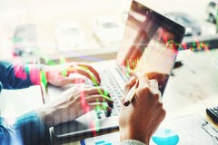 2 бизнесмены работая на обмене inf фондовой биржи компьтер-книжки стоковое изображение 2 бизнесмены работая на обмене inf фондовой биржи компьтер-книжки стоковое изображение
