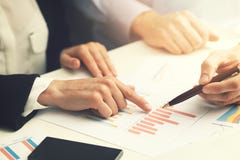 Бизнесмены работая с финансовым анализом данных отчета стоковое фото rf Бизнесмены работая с финансовым анализом данных отчета стоковое фото rf