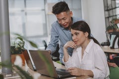 Бизнесмены работая совместно на офисе стоковое изображение rf Бизнесмены работая совместно на офисе стоковое изображение rf