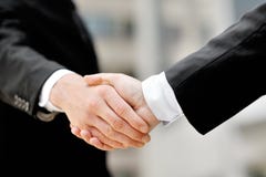 Бизнесмены тряся руки - концепцию партнерства коммерческой сделки стоковая фотография rf Бизнесмены тряся руки - концепцию партнерства коммерческой сделки стоковая фотография rf