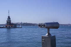 Бинокли морем обозревая Bosphorus и азиатскую часть Стамбула Башня девушки на левой стороне стоковая фотография Бинокли морем обозревая Bosphorus и азиатскую часть Стамбула Башня девушки на левой стороне стоковая фотография