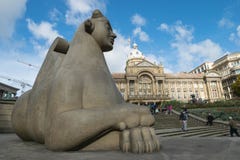 Бирмингем, Великобритания, 3-ье октября 2017: Попечитель в квадрате Бирмингема, Виктории и муниципальном жилом доме Англии стоковая фотография rf Бирмингем, Великобритания, 3-ье октября 2017: Попечитель в квадрате Бирмингема, Виктории и муниципальном жилом доме Англии стоковая фотография rf