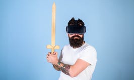Битник на серьезной стороне наслаждается игрой игры в виртуальной реальности Человек с бородой в стеклах VR, светом - голубой пре Стоковые Фото Битник на серьезной стороне наслаждается игрой игры в виртуальной реальности Человек с бородой в стеклах VR, светом - голубой пре Стоковые Фото