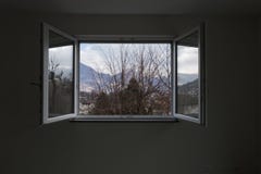 Благоустраивайте увиденный от окна частной квартиры, открытого окна стоковое фото Благоустраивайте увиденный от окна частной квартиры, открытого окна стоковое фото