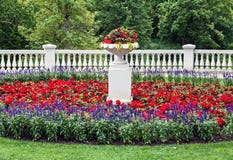 Благоустраиванный flowerbed с классическими деталями архитектуры стоковое фото Благоустраиванный flowerbed с классическими деталями архитектуры стоковое фото