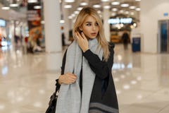 Блестящая модель молодой женщины в пальто серой осени стильном с винтажным теплым шарфом с кожаной черной сумкой стоковые фото Блестящая модель молодой женщины в пальто серой осени стильном с винтажным теплым шарфом с кожаной черной сумкой стоковые фото