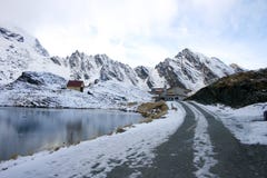 ближайше окруженные горы озера chalet balea стоковые изображения ближайше окруженные горы озера chalet balea стоковые изображения