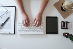 Близкие поднимающие вверх женщины вручают пока печатающ на клавиатуре в офисе стоковые фото Близкие поднимающие вверх женщины вручают пока печатающ на клавиатуре в офисе стоковые фото
