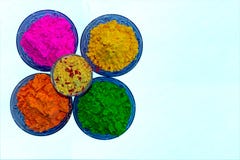 Близкий поднимающий вверх взгляд красочных органических порошков Holi в голубых шарах цвета стоковое фото Близкий поднимающий вверх взгляд красочных органических порошков Holi в голубых шарах цвета стоковое фото