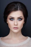 Близкий поднимающий вверх портрет beautyful девушки с идеальным макияжем Сторона красивой девушки, на серой предпосылке стоковые изображения rf Близкий поднимающий вверх портрет beautyful девушки с идеальным макияжем Сторона красивой девушки, на серой предпосылке стоковые изображения rf