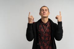 Близкий поднимающий вверх портрет красивого человека современного возникновения с короткой стрижкой в черном свитере стоковое фото rf Близкий поднимающий вверх портрет красивого человека современного возникновения с короткой стрижкой в черном свитере стоковое фото rf