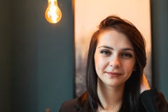 Близкий поднимающий вверх портрет красивой молодой женщины усмехаясь и смотря камеру скопируйте космос Насмешка вверх стоковые изображения Близкий поднимающий вверх портрет красивой молодой женщины усмехаясь и смотря камеру скопируйте космос Насмешка вверх стоковые изображения