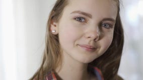 Близкий поднимающий вверх портрет милой девушки подростка тряся ее волосы головы так порхающ и смотрящ в усмехаться камеры Сторон акции видеоматериалы Близкий поднимающий вверх портрет милой девушки подростка тряся ее волосы головы так порхающ и смотрящ в усмехаться камеры Сторон акции видеоматериалы