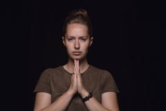 Близкий поднимающий вверх портрет молодой женщины изолированный на черной предпосылке студии стоковые фото Близкий поднимающий вверх портрет молодой женщины изолированный на черной предпосылке студии стоковые фото