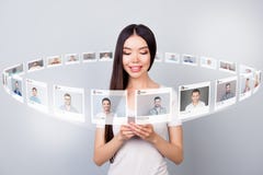 Близкий поднимающий вверх читатель фото она ее серии проверки дамы отправляет repost по электронной почте доли телефона как форум иллюстрация штока Близкий поднимающий вверх читатель фото она ее серии проверки дамы отправляет repost по электронной почте доли телефона как форум иллюстрация штока