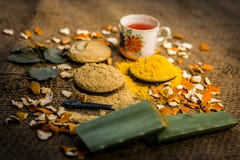 Близко вверх порошка herbs и затира I mitti mulpani e, фуллерова земля, высушенная апельсиновая корка, подняло листья со своей из стоковое фото Близко вверх порошка herbs и затира I mitti mulpani e, фуллерова земля, высушенная апельсиновая корка, подняло листья со своей из стоковое фото