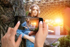 Близко изображение женских рук держа мобильный телефон с режимом камеры фото на экране Подрезанное изображение портрета a стоковое изображение rf Близко изображение женских рук держа мобильный телефон с режимом камеры фото на экране Подрезанное изображение портрета a стоковое изображение rf