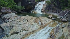 Близкое быстрое узкое река горы среди камней с водопадом Близкое быстрое узкое река горы среди камней с водопадом